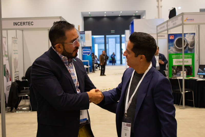 buyer and contractor in btob meeting